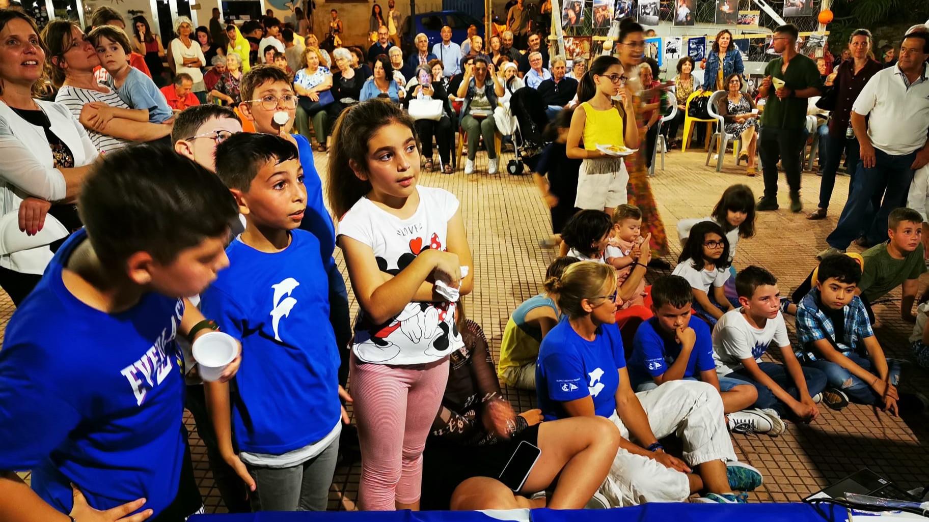 Bambini all'evento finale del programma Delfini Guardiani di Marevivo, a Ustica (Festa della Madonna del Mare)