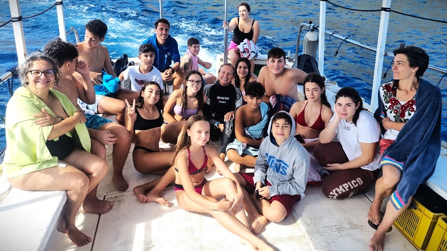Studenti in barca dopo un'escursione guidata in snorkeling