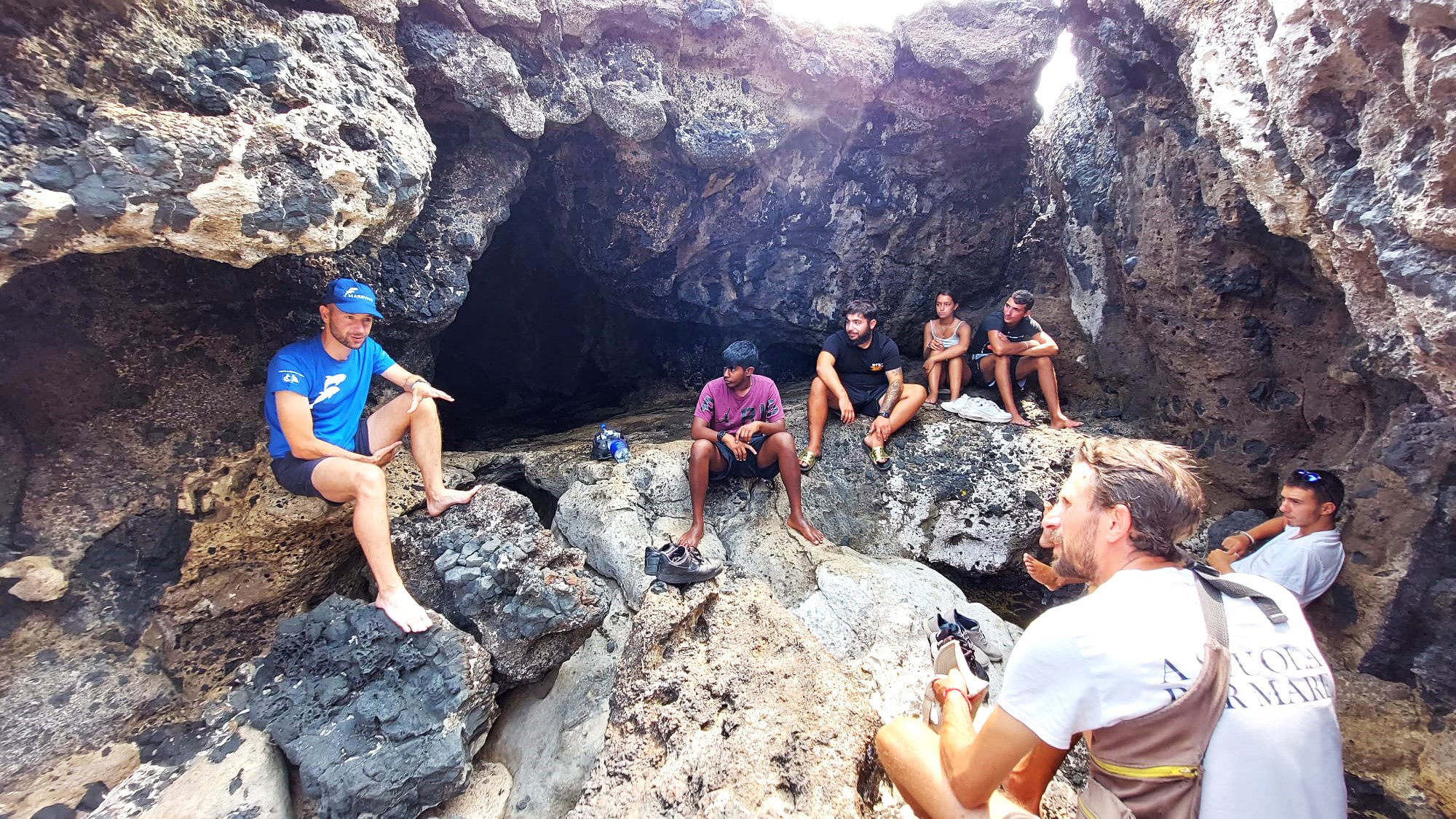 una visita guidata alla grotta segreta di Ustica 