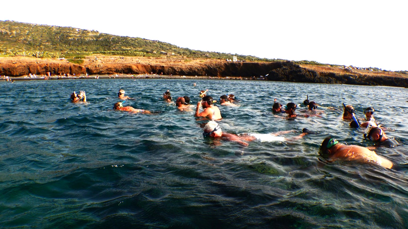 persone che fanno snorkeling a Ustica 