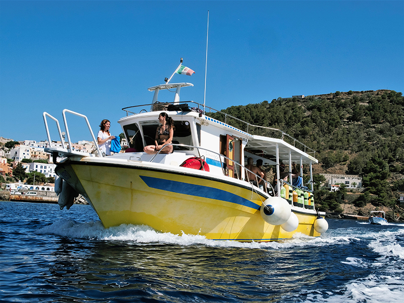 Linosa Sunshine Dive Boat in navigazione dal porticciolo di Ustica, con persone a bordo